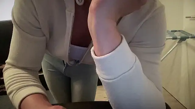 Snapshot of Sweetbooy90 chatting on January 2026 01:42:02 AM Sweetbooy90 online show from January 2026 01:42:02 AM