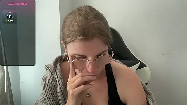 Snapshot of BustyKellyXXX chatting on October 2025 08:56:01 AM BustyKellyXXX online show from October 2025 08:56:01 AM