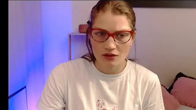 Snapshot of Camila-ventura chatting on June 2026 01:02:02 PM Camila-ventura online show from June 2026 01:02:02 PM