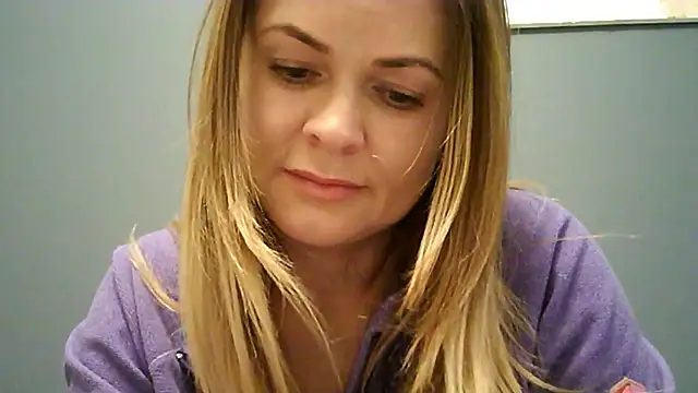 Snapshot of Ginger-bb chatting on December 2025 08:12:01 AM Ginger-bb online show from December 2025 08:12:01 AM