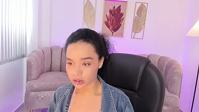 Ayshel cooperr online show from October 2025 04:17:01 PM