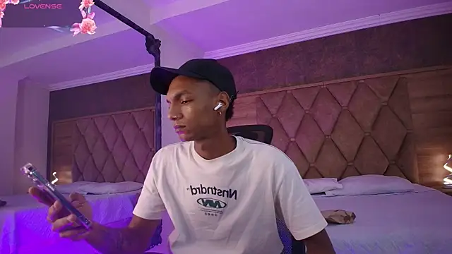 JulienSaint online show from October 2025 12:00:02 PM