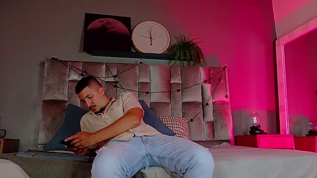 MrFox   online show from February 2026 07:46:01 PM