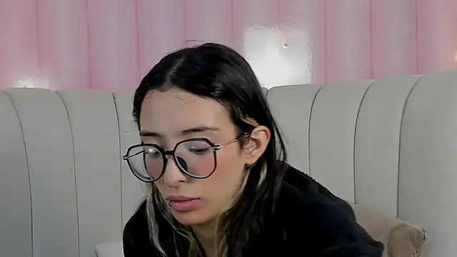 Emilia Bons online show from December 2025 01:18:01 PM