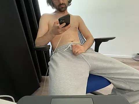 Snapshot of Frankieyyy1 chatting on May 2026 08:32:01 AM Frankieyyy1 online show from May 2026 08:32:01 AM