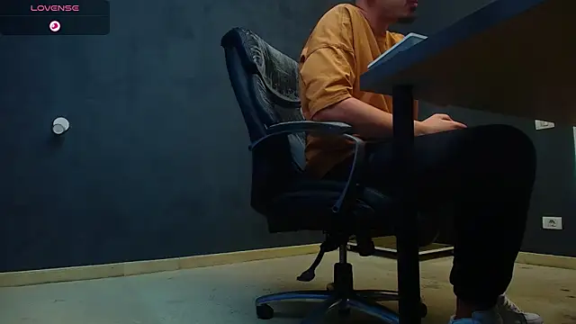 EnzoRace online show from October 2025 04:35:02 AM