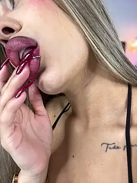 Snapshot of MystiqueXXX chatting on October 2025 01:56:02 PM MystiqueXXX online show from October 2025 01:56:02 PM