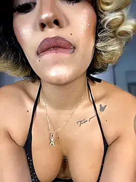 Snapshot of MystiqueXXX chatting on February 2026 01:11:01 PM MystiqueXXX online show from February 2026 01:11:01 PM