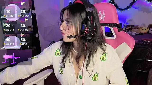 larah uwu online show from December 2025 07:29:02 PM