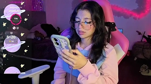 Snapshot of larah_uwu chatting on February 2026 07:54:02 PM larah uwu online show from February 2026 07:54:02 PM