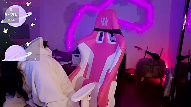 Snapshot of larah_uwu chatting on February 2026 07:54:01 PM larah uwu online show from February 2026 07:54:01 PM