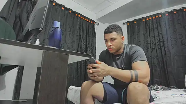 Snapshot of evan_hardy chatting on September 2025 02:22:01 AM evan hardy online show from September 2025 02:22:01 AM