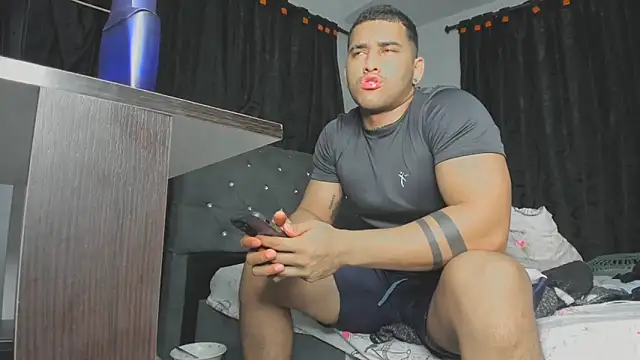 Snapshot of evan_hardy chatting on September 2025 02:47:02 AM evan hardy online show from September 2025 02:47:02 AM