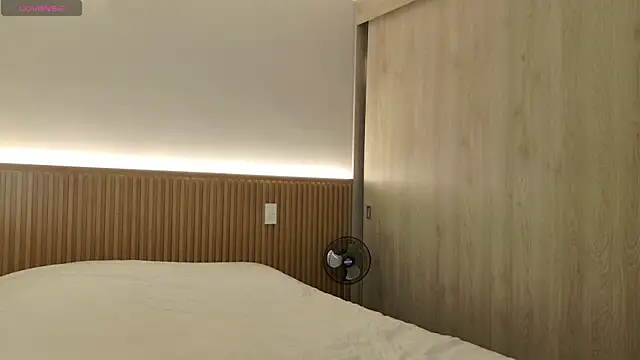 karinasantos  online show from September 2025 01:00:01 PM