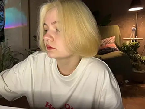 MoonIvy  online show from April 2026 07:06:02 PM