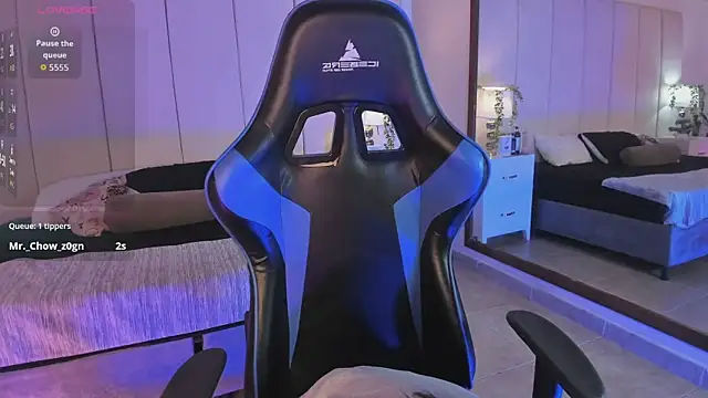 mia rousse25 online show from December 2025 01:39:01 PM