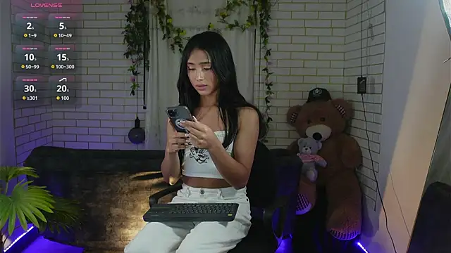 ashley winhouse online show from September 2025 02:01:01 AM