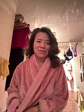 anna yngs online show from November 2025 12:00:02 AM