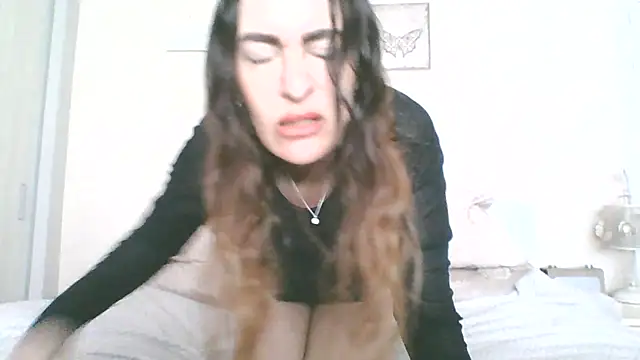 Snapshot of EllaKent chatting on May 2026 02:45:01 PM EllaKent online show from May 2026 02:45:01 PM