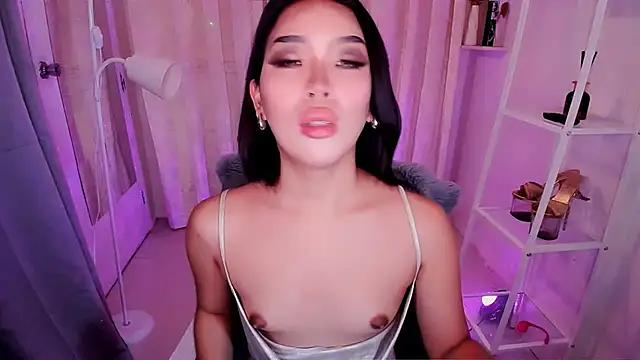 MS LUNA online show from October 2025 12:05:02 AM