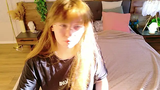 Snapshot of Moon__Bunny chatting on May 2026 03:21:02 PM Moon Bunny online show from May 2026 03:21:02 PM