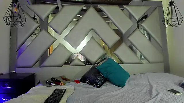 Lorenn Hill online show from December 2025 12:58:02 PM