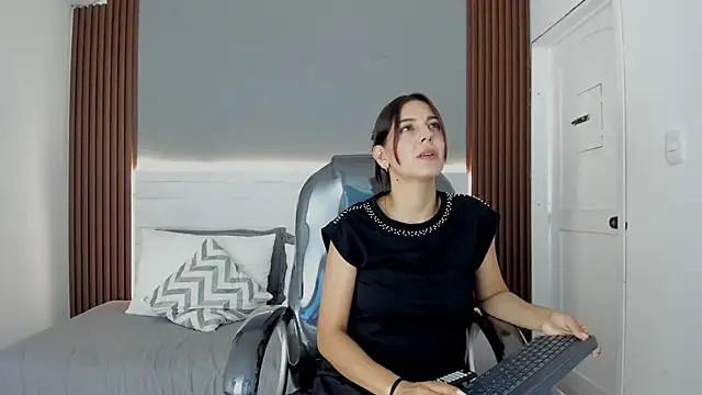 Snapshot of Emmy_Meadows chatting on October 2025 08:07:01 PM Emmy Meadows online show from October 2025 08:07:01 PM