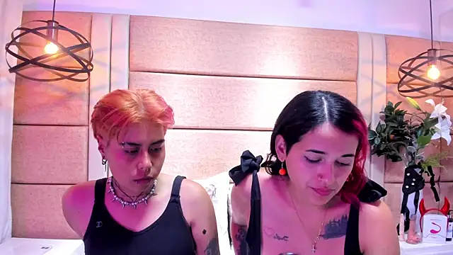 AnnieAndReach online show from December 2025 07:33:02 PM