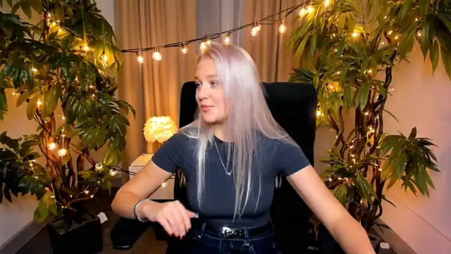 Snapshot of AnnieSwanson chatting on November 2025 01:21:02 PM AnnieSwanson online show from November 2025 01:21:02 PM