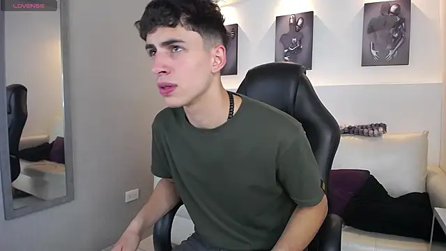 AdrianRinaldi online show from September 2025 08:34:01 PM