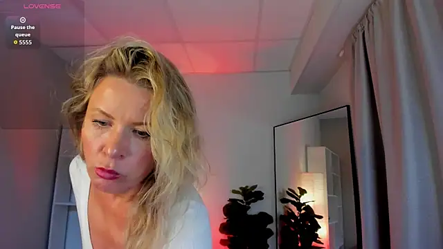 Snapshot of Julia_Giulia chatting on May 2026 09:44:02 PM Julia Giulia online show from May 2026 09:44:02 PM
