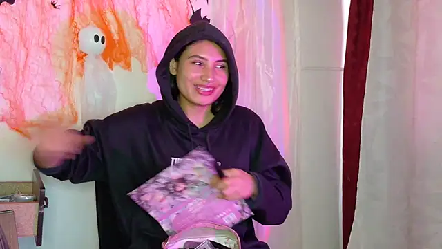 Linda andrew online show from October 2025 06:32:02 PM