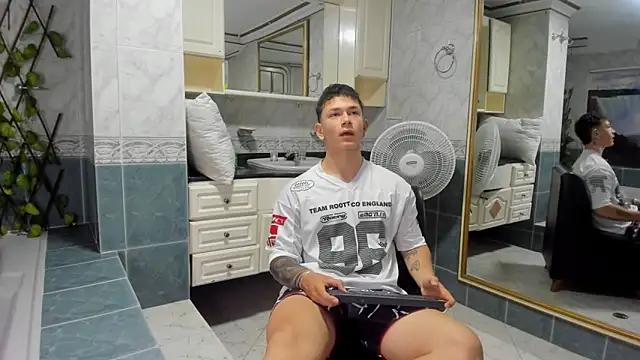 Snapshot of Thomas_moon chatting on September 2025 12:16:01 PM Thomas moon online show from September 2025 12:16:01 PM