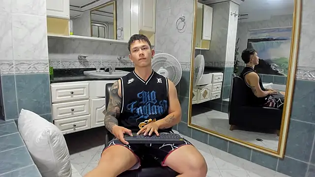 Snapshot of Thomas_moon chatting on September 2025 12:05:01 PM Thomas moon online show from September 2025 12:05:01 PM