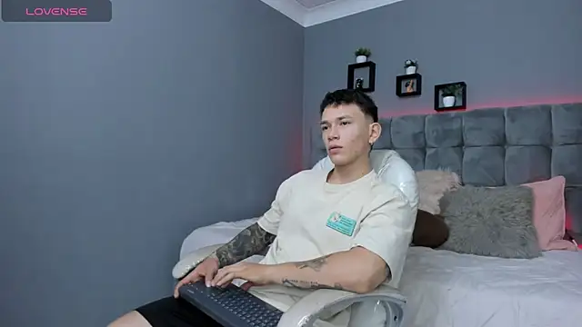 Snapshot of Thomas_moon chatting on September 2025 12:50:02 PM Thomas moon online show from September 2025 12:50:02 PM