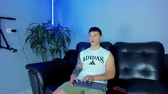 Snapshot of Thomas_moon chatting on September 2025 12:54:02 PM Thomas moon online show from September 2025 12:54:02 PM