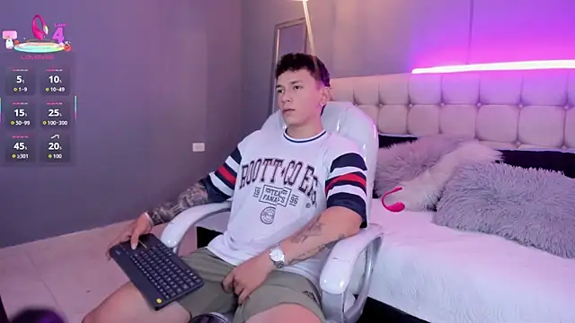 Snapshot of Thomas_moon chatting on October 2025 11:17:01 AM Thomas moon online show from October 2025 11:17:01 AM