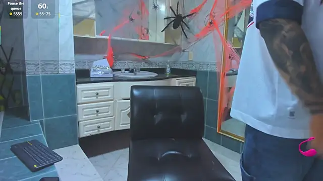 Snapshot of Thomas_moon chatting on October 2025 12:17:01 PM Thomas moon online show from October 2025 12:17:01 PM