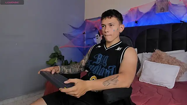 Snapshot of Thomas_moon chatting on October 2025 12:50:02 PM Thomas moon online show from October 2025 12:50:02 PM