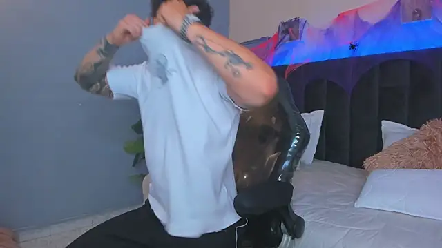 Snapshot of Thomas_moon chatting on October 2025 12:28:02 PM Thomas moon online show from October 2025 12:28:02 PM