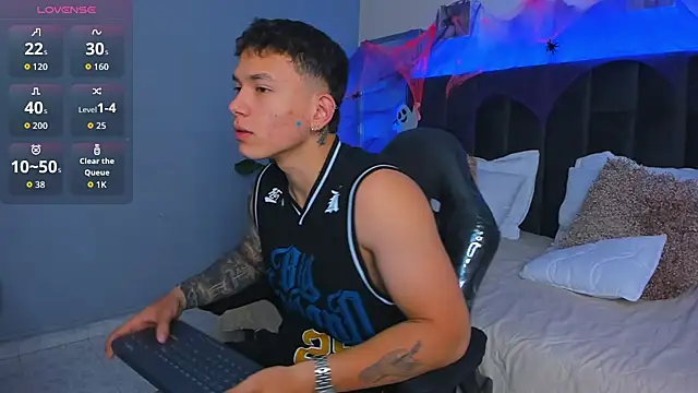 Snapshot of Thomas_moon chatting on October 2025 01:56:02 PM Thomas moon online show from October 2025 01:56:02 PM