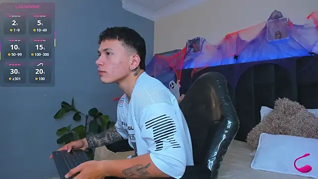 Snapshot of Thomas_moon chatting on October 2025 12:48:02 PM Thomas moon online show from October 2025 12:48:02 PM