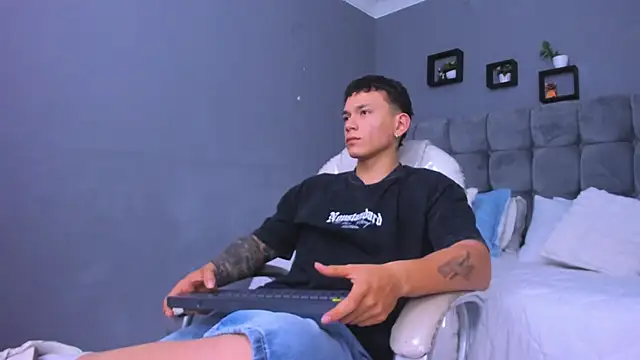 Snapshot of Thomas_moon chatting on November 2025 11:52:02 AM Thomas moon online show from November 2025 11:52:02 AM