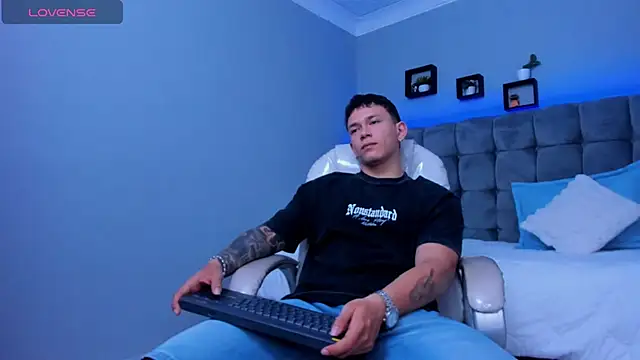 Snapshot of Thomas_moon chatting on November 2025 12:07:01 PM Thomas moon online show from November 2025 12:07:01 PM