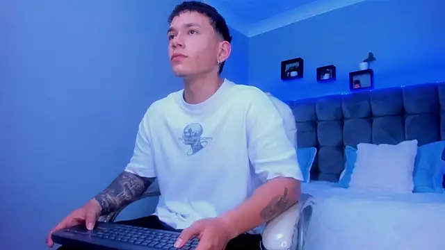 Snapshot of Thomas_moon chatting on December 2025 10:31:01 AM Thomas moon online show from December 2025 10:31:01 AM