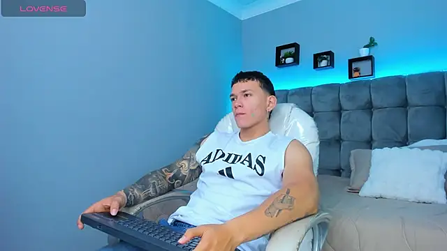 Snapshot of Thomas_moon chatting on December 2025 01:05:01 PM Thomas moon online show from December 2025 01:05:01 PM