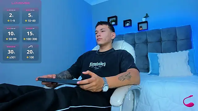 Snapshot of Thomas_moon chatting on December 2025 11:17:01 AM Thomas moon online show from December 2025 11:17:01 AM