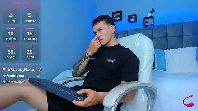 Snapshot of Thomas_moon chatting on December 2025 10:33:01 AM Thomas moon online show from December 2025 10:33:01 AM