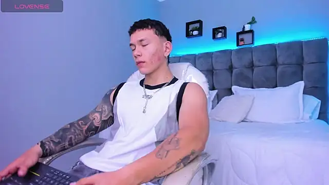 Snapshot of Thomas_moon chatting on January 2026 12:44:02 PM Thomas moon online show from January 2026 12:44:02 PM