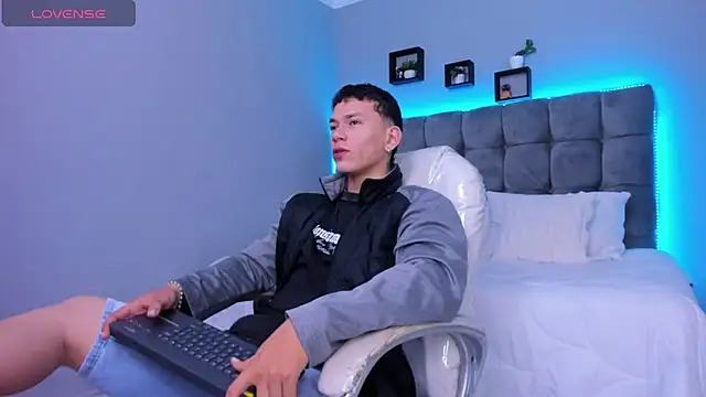 Snapshot of Thomas_moon chatting on January 2026 01:04:01 PM Thomas moon online show from January 2026 01:04:01 PM